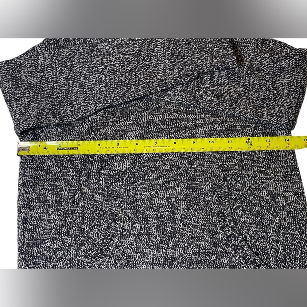 Old Navy Black and White Kids Sweater Size 6-7 - Picture 3 of 5